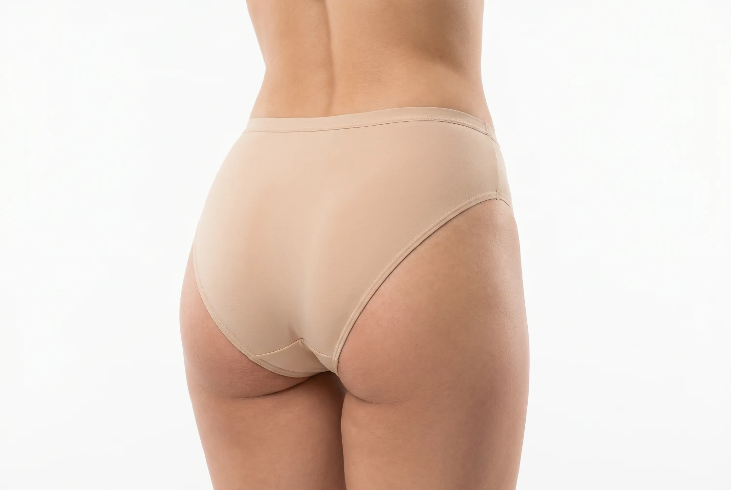 Glúteos armónicos y cintura marcada, resultado de lipotransferencia