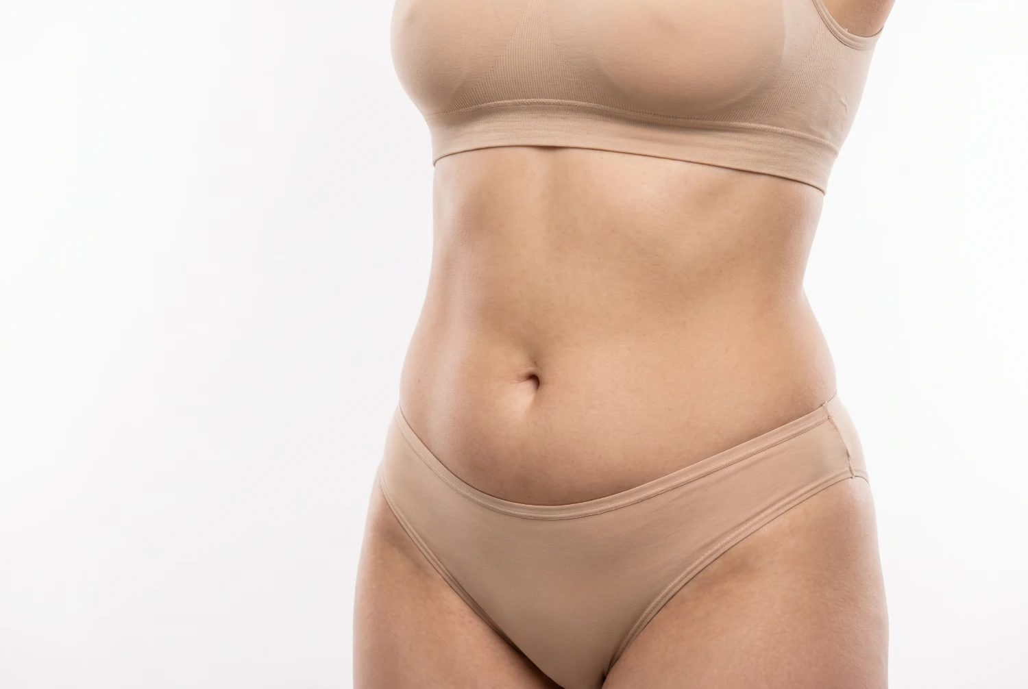 Abdomen suave con grasa localizada, candidata a marcación abdominal